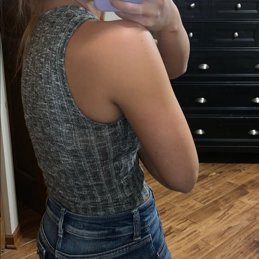Gray crisscross crop tank - Picture 2 of 3
